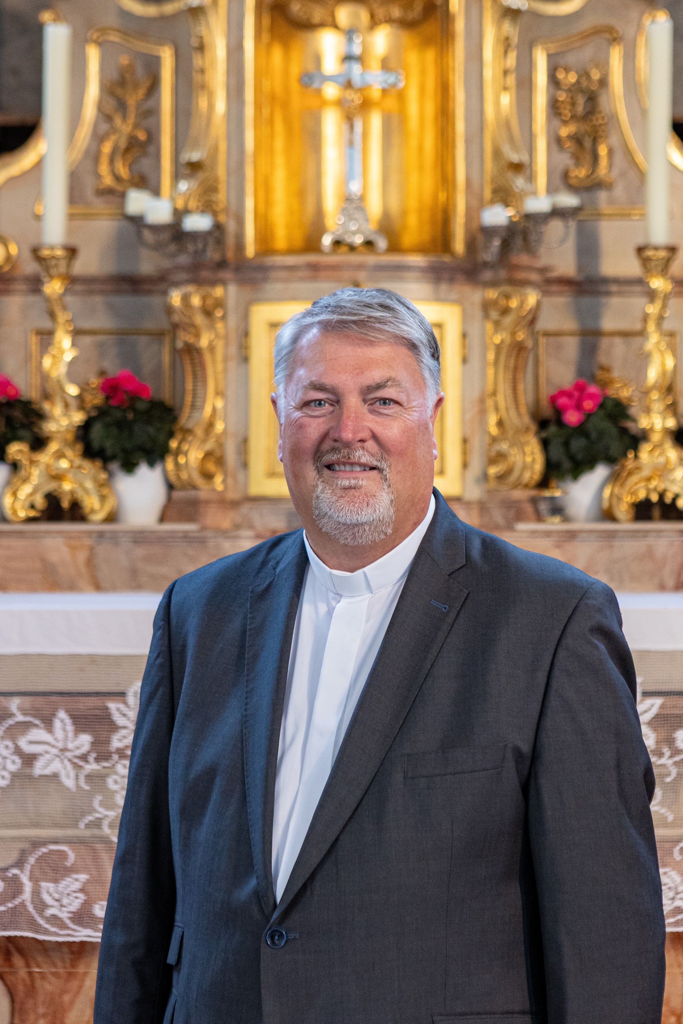 Pfarrer Michael Bayer vor dem Altar